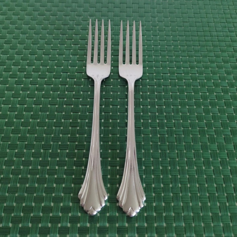 Oneida BANCROFT Dinner Forks Set Lot of 2 Stainless Flare Tip Ridged Glossy USA - Picture 8 of 8